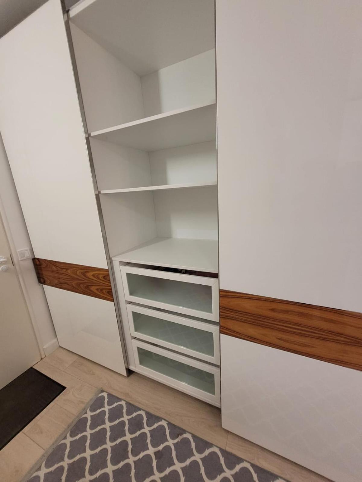 White Free Parking Self Check-inn 里加