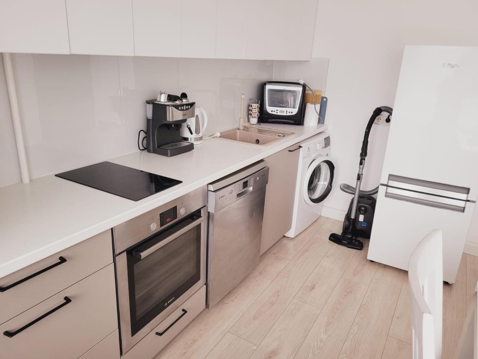 White Free Parking Self Check-inn Apartment *